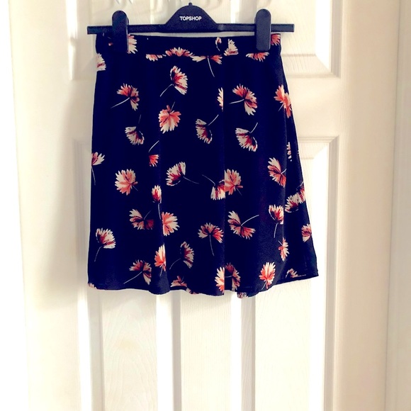 Super cute flowy and pleated dynamite skirt - Picture 2 of 4